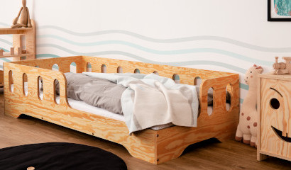 Drewniane łóżko TILA 1 z barierkami wykonane ze sklejki sosnowej w kolorze lakierowanego drewna z wejściem po prawej stronie